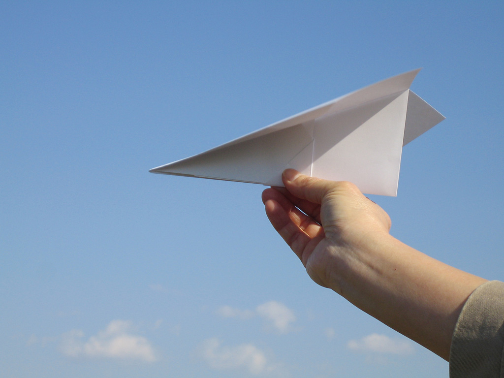 折り紙 紙飛行機の簡単作り方 基本から回る飛行機 滞空時間最強のコツまで